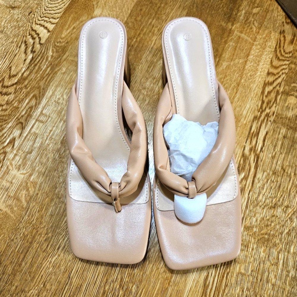 Tan Women's Slip-On Thongs With Chunky Heel Sz 11